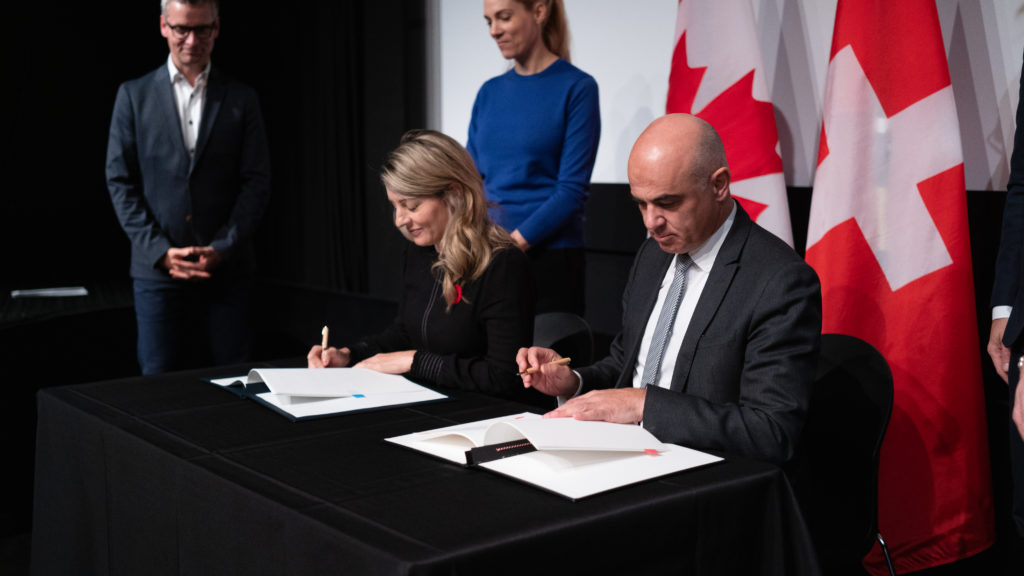 Alain Berset, président et conseiller Fédéral aux affaires intérieures de la Confédération suisse, et l’honorable Mélanie Joly, ministre des Affaires étrangères, accompagnée de l’honorable Pascale St-Onge, ministre du Patrimoine canadien, ont signé conjointement un traité modernisé de coproduction audiovisuelle entre le Canada et la Suisse